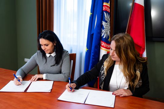 Podpisanie umowy pomiędzy AHNS a Zespołem Szkół Ekonomicznych w Radomiu (zdjęcia)