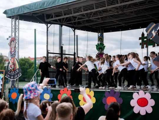 Festyn środowiskowy "Kolorowo na Ludowo" w PSP nr 6 (zdjęcia)