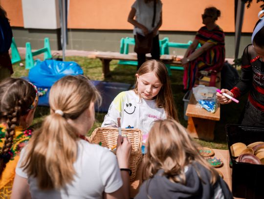 Festyn środowiskowy "Kolorowo na Ludowo" w PSP nr 6 (zdjęcia)