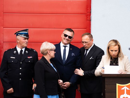 Przekazanie wozu strażackiego dla OSP Jankowice (zdjęcia)