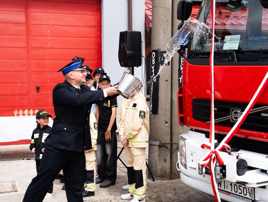 Przekazanie wozu strażackiego dla OSP Jankowice (zdjęcia)