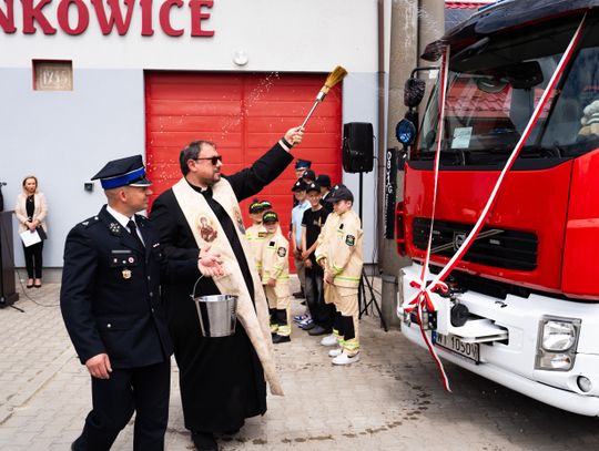 Przekazanie wozu strażackiego dla OSP Jankowice (zdjęcia)