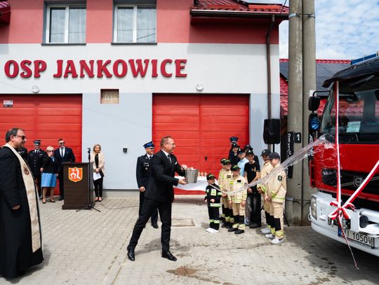 Przekazanie wozu strażackiego dla OSP Jankowice (zdjęcia)