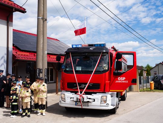 Przekazanie wozu strażackiego dla OSP Jankowice (zdjęcia)