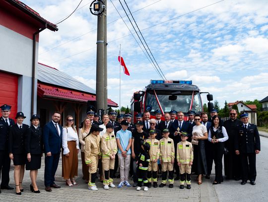 Przekazanie wozu strażackiego dla OSP Jankowice (zdjęcia)