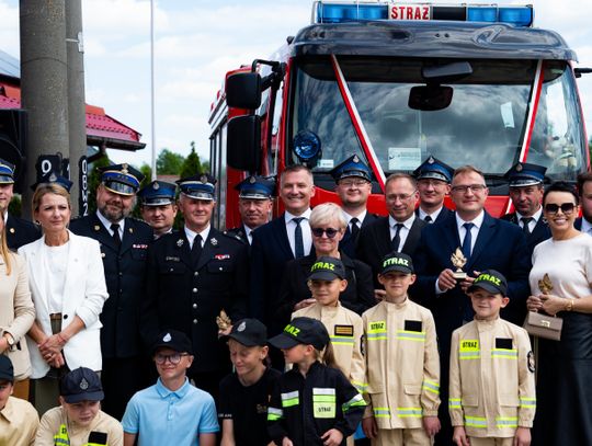 Przekazanie wozu strażackiego dla OSP Jankowice (zdjęcia)