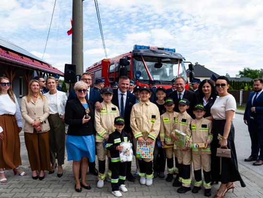 Przekazanie wozu strażackiego dla OSP Jankowice (zdjęcia)