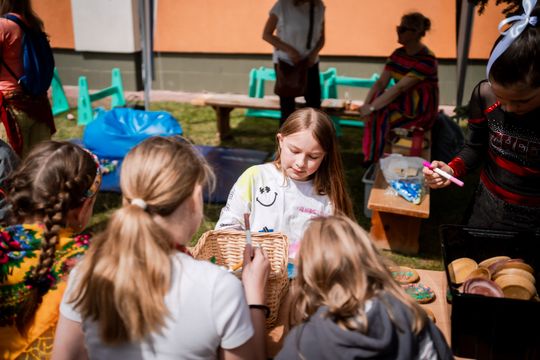 Festyn środowiskowy "Kolorowo na Ludowo" w PSP nr 6 (zdjęcia)