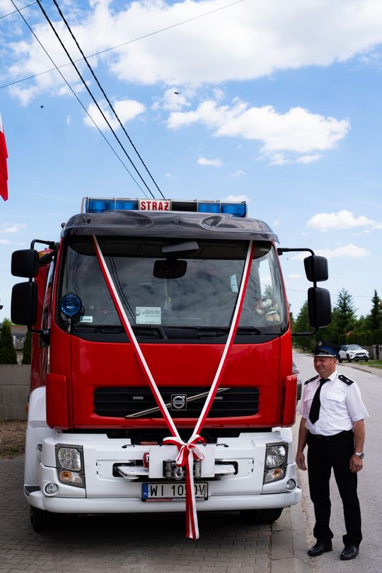 Przekazanie wozu strażackiego dla OSP Jankowice (zdjęcia)