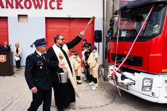 Przekazanie wozu strażackiego dla OSP Jankowice (zdjęcia)