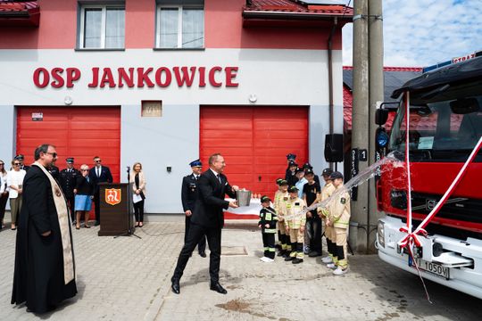 Przekazanie wozu strażackiego dla OSP Jankowice (zdjęcia)