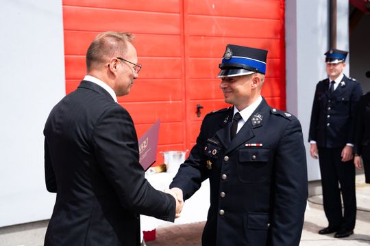 Przekazanie wozu strażackiego dla OSP Jankowice (zdjęcia)