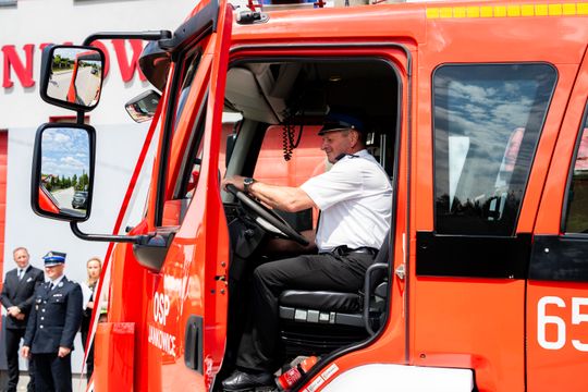 Przekazanie wozu strażackiego dla OSP Jankowice (zdjęcia)