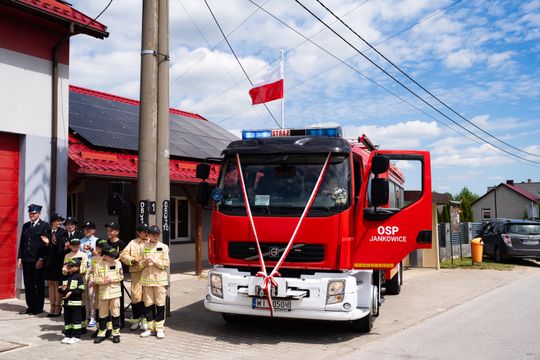 Przekazanie wozu strażackiego dla OSP Jankowice (zdjęcia)
