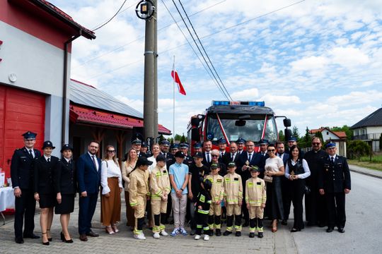 Przekazanie wozu strażackiego dla OSP Jankowice (zdjęcia)