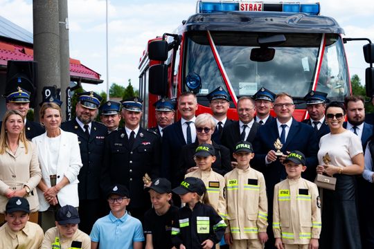 Przekazanie wozu strażackiego dla OSP Jankowice (zdjęcia)