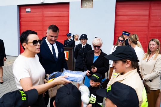 Przekazanie wozu strażackiego dla OSP Jankowice (zdjęcia)