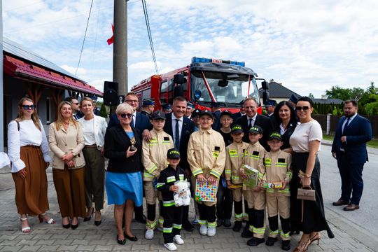 Przekazanie wozu strażackiego dla OSP Jankowice (zdjęcia)