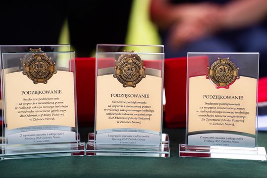 Przekazanie wozu strażackiego dla OSP Zielonka Nowa (zdjęcia)