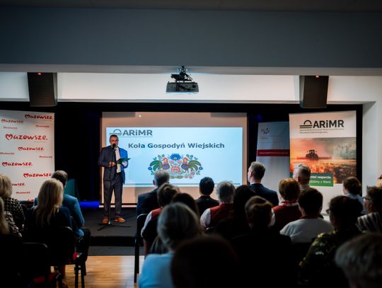 Wręczenie czeków dla Kół Gospodyń Wiejskich (zdjęcia)