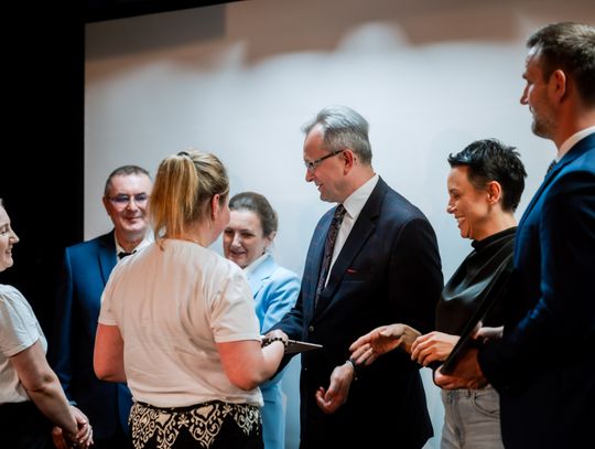 Wręczenie czeków dla Kół Gospodyń Wiejskich (zdjęcia)