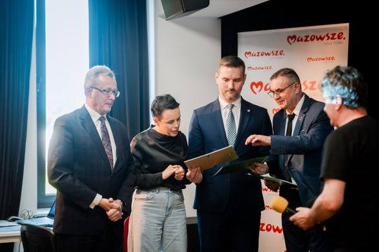 Wręczenie czeków dla Kół Gospodyń Wiejskich (zdjęcia)