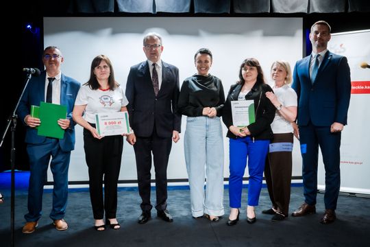 Wręczenie czeków dla Kół Gospodyń Wiejskich (zdjęcia)