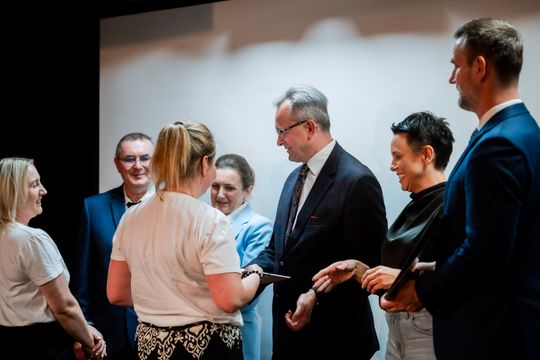 Wręczenie czeków dla Kół Gospodyń Wiejskich (zdjęcia)