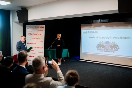 Wręczenie czeków dla Kół Gospodyń Wiejskich (zdjęcia)