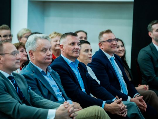 Wręczenie czeków dla Kół Gospodyń Wiejskich z powiatu Szydłowieckiego (zdjęcia)