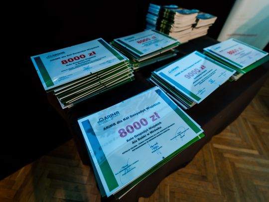 Wręczenie czeków dla Kół Gospodyń Wiejskich z powiatu Szydłowieckiego (zdjęcia)