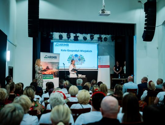 Wręczenie czeków dla Kół Gospodyń Wiejskich z powiatu Szydłowieckiego (zdjęcia)