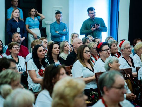 Wręczenie czeków dla Kół Gospodyń Wiejskich z powiatu Szydłowieckiego (zdjęcia)