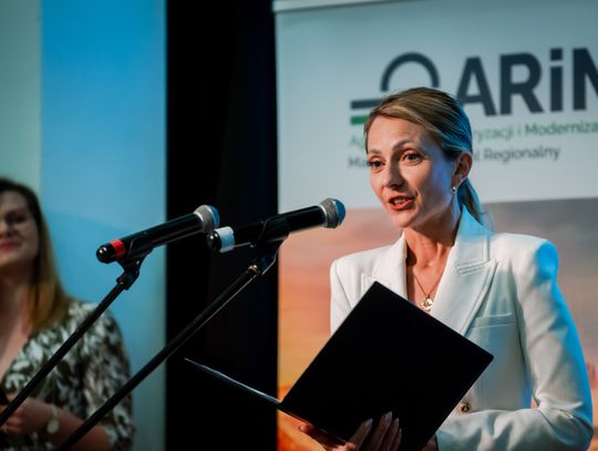 Wręczenie czeków dla Kół Gospodyń Wiejskich z powiatu Szydłowieckiego (zdjęcia)