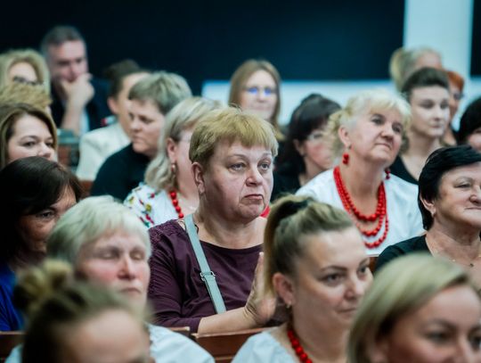 Wręczenie czeków dla Kół Gospodyń Wiejskich z powiatu Szydłowieckiego (zdjęcia)