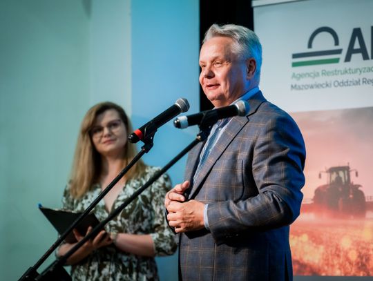 Wręczenie czeków dla Kół Gospodyń Wiejskich z powiatu Szydłowieckiego (zdjęcia)