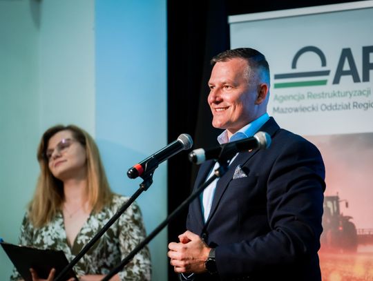 Wręczenie czeków dla Kół Gospodyń Wiejskich z powiatu Szydłowieckiego (zdjęcia)