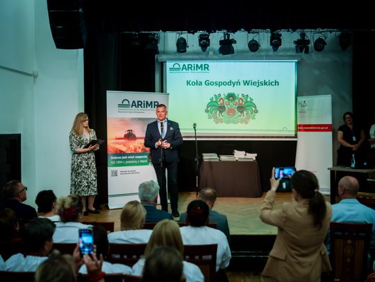 Wręczenie czeków dla Kół Gospodyń Wiejskich z powiatu Szydłowieckiego (zdjęcia)