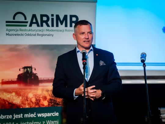 Wręczenie czeków dla Kół Gospodyń Wiejskich z powiatu Szydłowieckiego (zdjęcia)