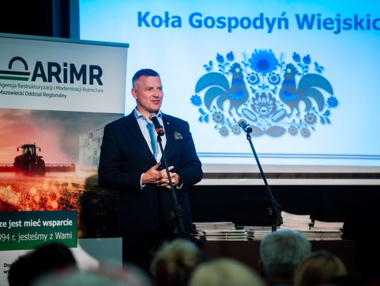 Wręczenie czeków dla Kół Gospodyń Wiejskich z powiatu Szydłowieckiego (zdjęcia)