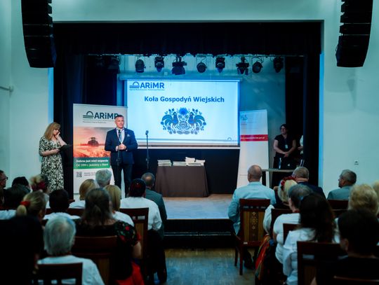 Wręczenie czeków dla Kół Gospodyń Wiejskich z powiatu Szydłowieckiego (zdjęcia)