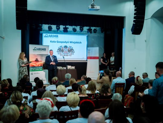 Wręczenie czeków dla Kół Gospodyń Wiejskich z powiatu Szydłowieckiego (zdjęcia)