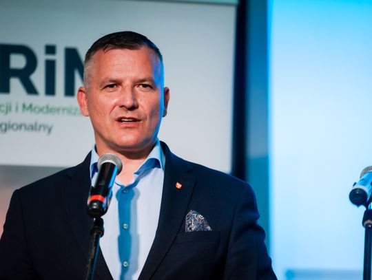 Wręczenie czeków dla Kół Gospodyń Wiejskich z powiatu Szydłowieckiego (zdjęcia)