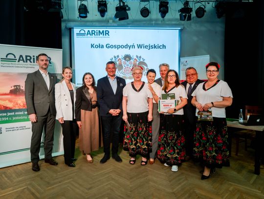 Wręczenie czeków dla Kół Gospodyń Wiejskich z powiatu Szydłowieckiego (zdjęcia)