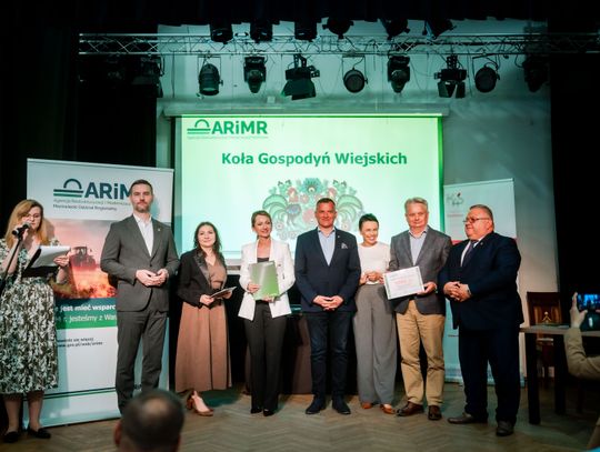 Wręczenie czeków dla Kół Gospodyń Wiejskich z powiatu Szydłowieckiego (zdjęcia)