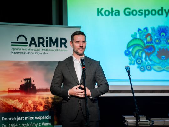 Wręczenie czeków dla Kół Gospodyń Wiejskich z powiatu Szydłowieckiego (zdjęcia)