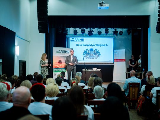 Wręczenie czeków dla Kół Gospodyń Wiejskich z powiatu Szydłowieckiego (zdjęcia)