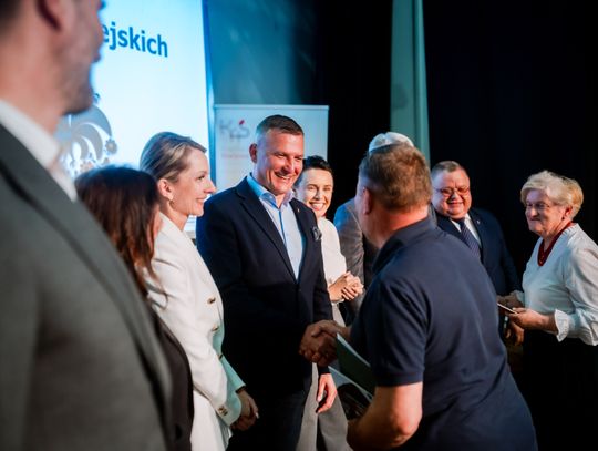 Wręczenie czeków dla Kół Gospodyń Wiejskich z powiatu Szydłowieckiego (zdjęcia)