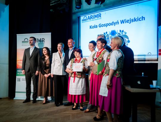 Wręczenie czeków dla Kół Gospodyń Wiejskich z powiatu Szydłowieckiego (zdjęcia)