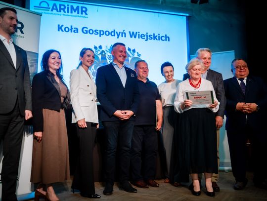 Wręczenie czeków dla Kół Gospodyń Wiejskich z powiatu Szydłowieckiego (zdjęcia)